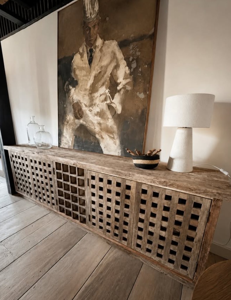 Consola de madera rústica con puertas caladas, Yrigoyen Buenos Aires