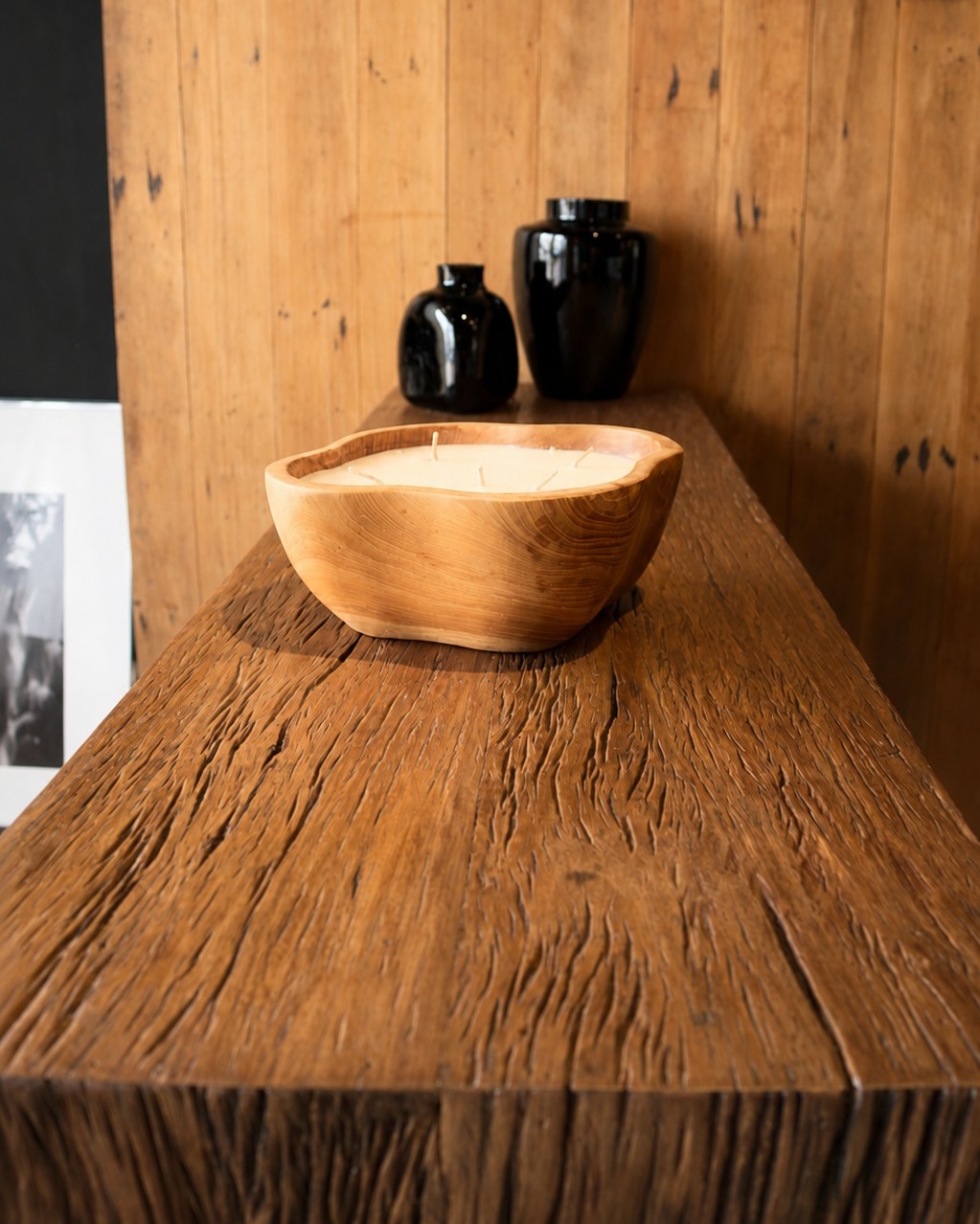 Vela y objetos de deco sobre madera rústica de Yrigoyen