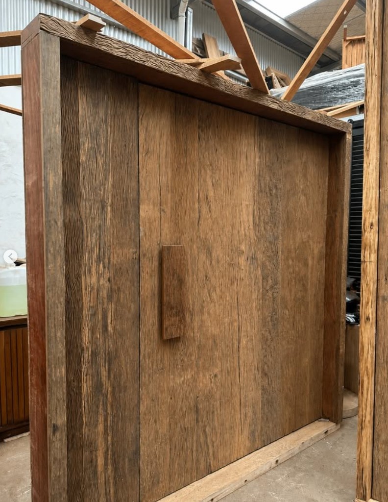 Puerta de madera rústica en el taller de Yrigoyen Buenos Aires